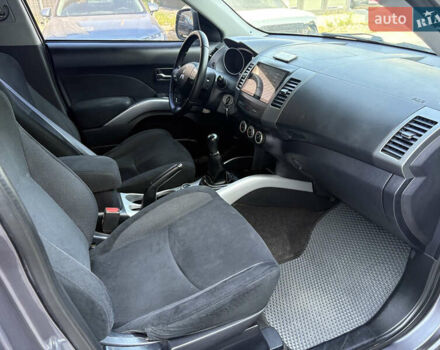 Міцубісі Аутлендер ХЛ 2008 у Києві на Automoto.ua Сірий Міцубісі Аутлендер ХЛ, об'ємом двигуна 2.36 л та пробігом 215 тис. км за 9000 $, фото 6 на Automoto.ua