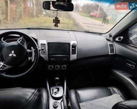 Серый Мицубиси Аутлендер ХЛ, объемом двигателя 2.98 л и пробегом 290 тыс. км за 7000 $, фото 4 на Automoto.ua