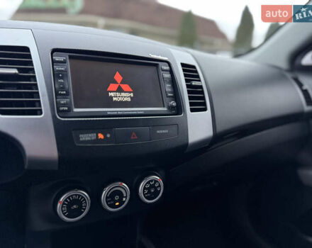 Серый Мицубиси Аутлендер ХЛ, объемом двигателя 3 л и пробегом 195 тыс. км за 10300 $, фото 25 на Automoto.ua