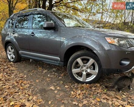 Серый Мицубиси Аутлендер ХЛ, объемом двигателя 2 л и пробегом 260 тыс. км за 8700 $, фото 2 на Automoto.ua