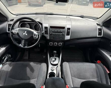 Серый Мицубиси Аутлендер ХЛ, объемом двигателя 2.36 л и пробегом 208 тыс. км за 7800 $, фото 6 на Automoto.ua