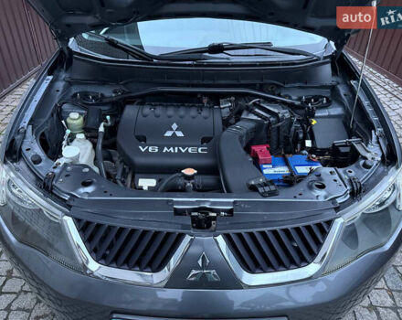 Сірий Міцубісі Аутлендер ХЛ, об'ємом двигуна 3 л та пробігом 132 тис. км за 9600 $, фото 27 на Automoto.ua