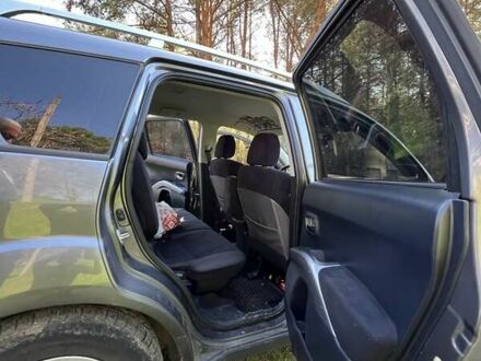 Серый Мицубиси Аутлендер ХЛ, объемом двигателя 2 л и пробегом 247 тыс. км за 5000 $, фото 1 на Automoto.ua