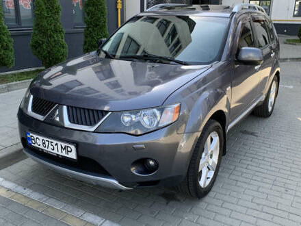 Серый Мицубиси Аутлендер ХЛ, объемом двигателя 2.4 л и пробегом 217 тыс. км за 9000 $, фото 1 на Automoto.ua