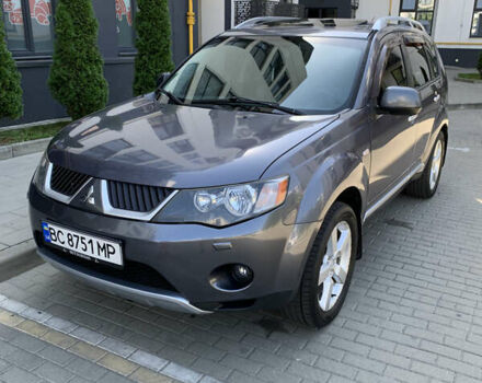 Серый Мицубиси Аутлендер ХЛ, объемом двигателя 2.4 л и пробегом 217 тыс. км за 9000 $, фото 1 на Automoto.ua