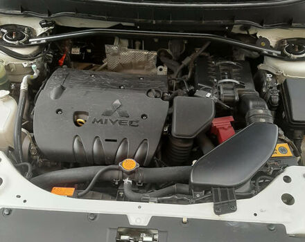 Белый Мицубиси Аутлендер, объемом двигателя 2.4 л и пробегом 63 тыс. км за 13800 $, фото 7 на Automoto.ua