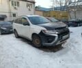 Белый Мицубиси Аутлендер, объемом двигателя 2.4 л и пробегом 220 тыс. км за 8000 $, фото 1 на Automoto.ua