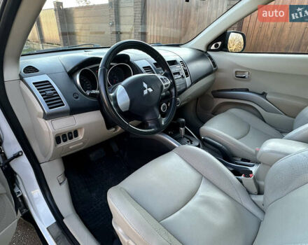 Білий Міцубісі Аутлендер, об'ємом двигуна 3 л та пробігом 187 тис. км за 7999 $, фото 22 на Automoto.ua