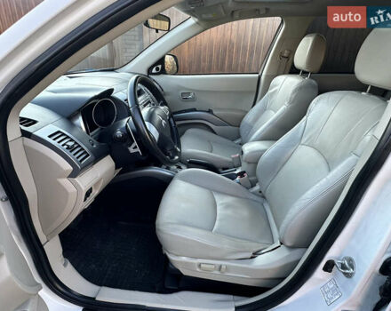 Білий Міцубісі Аутлендер, об'ємом двигуна 3 л та пробігом 187 тис. км за 7999 $, фото 21 на Automoto.ua