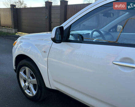 Білий Міцубісі Аутлендер, об'ємом двигуна 3 л та пробігом 187 тис. км за 7999 $, фото 17 на Automoto.ua