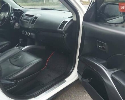 Белый Мицубиси Аутлендер, объемом двигателя 2.36 л и пробегом 186 тыс. км за 9250 $, фото 20 на Automoto.ua