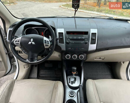 Белый Мицубиси Аутлендер, объемом двигателя 2.36 л и пробегом 160 тыс. км за 9299 $, фото 19 на Automoto.ua
