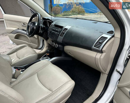 Белый Мицубиси Аутлендер, объемом двигателя 2.36 л и пробегом 160 тыс. км за 9299 $, фото 22 на Automoto.ua