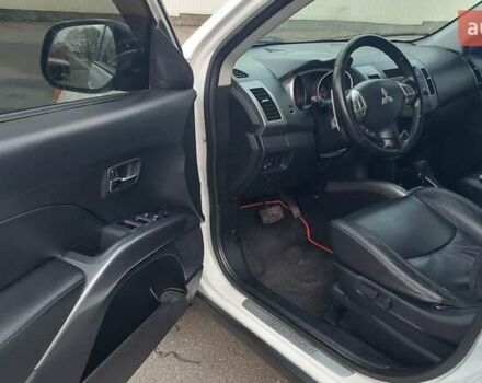 Белый Мицубиси Аутлендер, объемом двигателя 2.36 л и пробегом 186 тыс. км за 9250 $, фото 13 на Automoto.ua