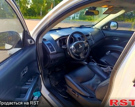 Белый Мицубиси Аутлендер, объемом двигателя 3 л и пробегом 200 тыс. км за 9000 $, фото 3 на Automoto.ua