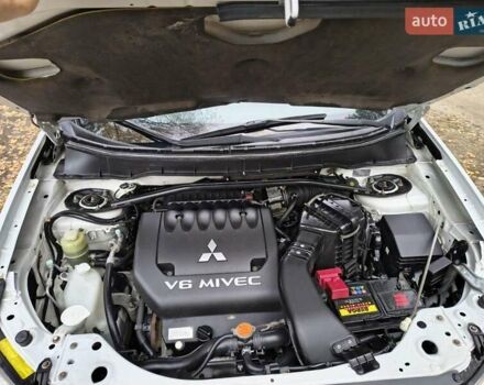 Мицубиси Аутлендер 2008 в Лебедине на Automoto.ua Белый Мицубиси Аутлендер, объемом двигателя 3 л и пробегом 150 тыс. км за 10000 $, фото 17 на Automoto.ua