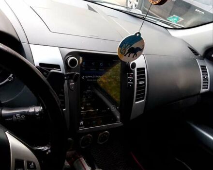 Білий Міцубісі Аутлендер, об'ємом двигуна 2.18 л та пробігом 275 тис. км за 9500 $, фото 4 на Automoto.ua