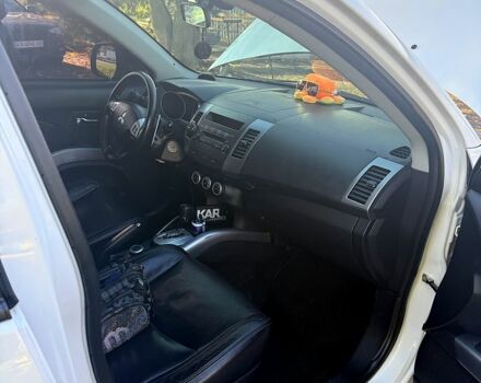 Белый Мицубиси Аутлендер, объемом двигателя 2.4 л и пробегом 230 тыс. км за 9000 $, фото 3 на Automoto.ua