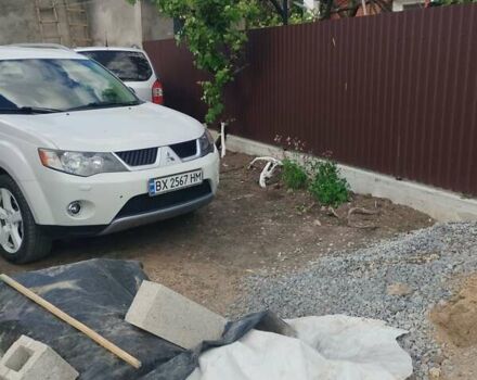 Белый Мицубиси Аутлендер, объемом двигателя 2.36 л и пробегом 300 тыс. км за 10000 $, фото 1 на Automoto.ua