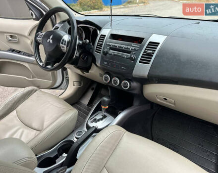 Белый Мицубиси Аутлендер, объемом двигателя 2.36 л и пробегом 160 тыс. км за 9299 $, фото 20 на Automoto.ua