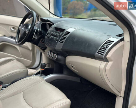 Белый Мицубиси Аутлендер, объемом двигателя 2.36 л и пробегом 160 тыс. км за 9299 $, фото 21 на Automoto.ua