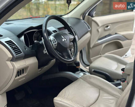 Белый Мицубиси Аутлендер, объемом двигателя 2.36 л и пробегом 160 тыс. км за 9299 $, фото 10 на Automoto.ua