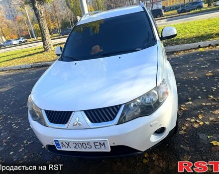 Белый Мицубиси Аутлендер, объемом двигателя 2.4 л и пробегом 230 тыс. км за 9000 $, фото 1 на Automoto.ua