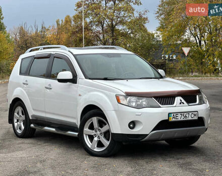 Белый Мицубиси Аутлендер, объемом двигателя 2.36 л и пробегом 160 тыс. км за 9299 $, фото 1 на Automoto.ua