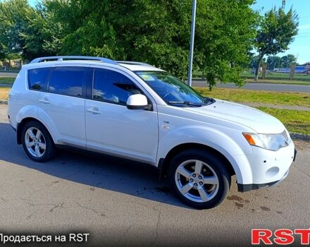 Белый Мицубиси Аутлендер, объемом двигателя 3 л и пробегом 200 тыс. км за 9000 $, фото 1 на Automoto.ua