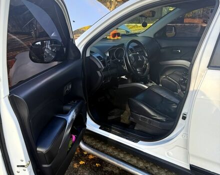 Белый Мицубиси Аутлендер, объемом двигателя 2.4 л и пробегом 230 тыс. км за 9000 $, фото 8 на Automoto.ua