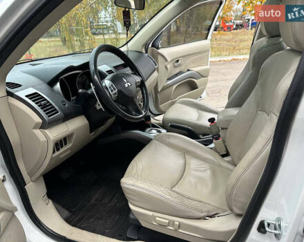 Белый Мицубиси Аутлендер, объемом двигателя 2.36 л и пробегом 160 тыс. км за 9299 $, фото 12 на Automoto.ua