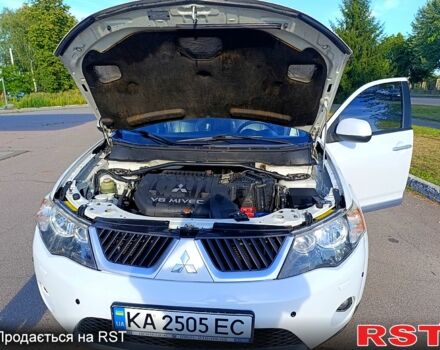 Белый Мицубиси Аутлендер, объемом двигателя 3 л и пробегом 200 тыс. км за 9000 $, фото 5 на Automoto.ua