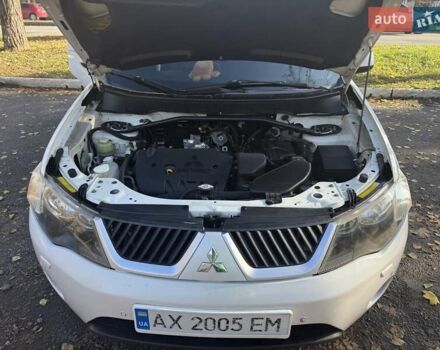 Білий Міцубісі Аутлендер, об'ємом двигуна 2.4 л та пробігом 230 тис. км за 9000 $, фото 4 на Automoto.ua