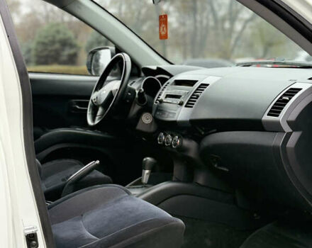 Белый Мицубиси Аутлендер, объемом двигателя 2.36 л и пробегом 260 тыс. км за 10000 $, фото 5 на Automoto.ua