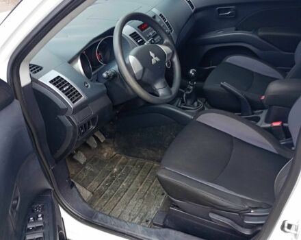 Білий Міцубісі Аутлендер, об'ємом двигуна 2 л та пробігом 240 тис. км за 5900 $, фото 4 на Automoto.ua