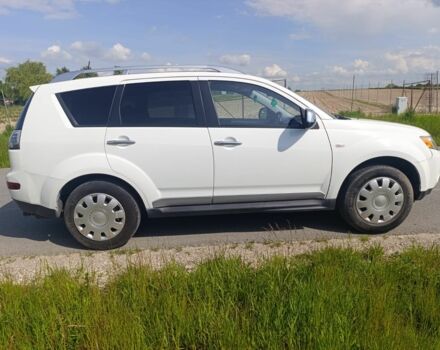 Белый Мицубиси Аутлендер, объемом двигателя 2 л и пробегом 170 тыс. км за 3744 $, фото 2 на Automoto.ua