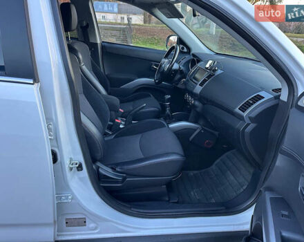 Білий Міцубісі Аутлендер, об'ємом двигуна 2.3 л та пробігом 160 тис. км за 10200 $, фото 19 на Automoto.ua