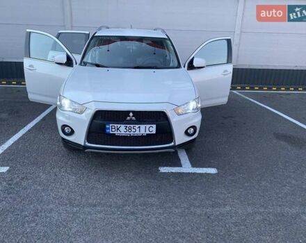 Белый Мицубиси Аутлендер, объемом двигателя 2.2 л и пробегом 260 тыс. км за 11000 $, фото 2 на Automoto.ua