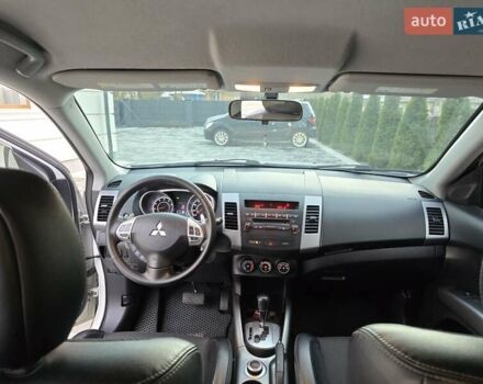 Білий Міцубісі Аутлендер, об'ємом двигуна 2.36 л та пробігом 178 тис. км за 10200 $, фото 27 на Automoto.ua