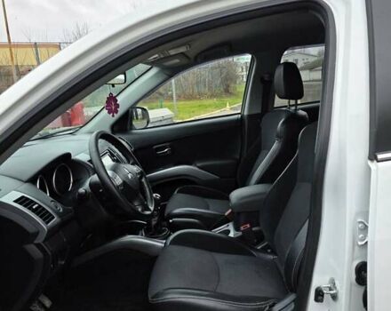 Білий Міцубісі Аутлендер, об'ємом двигуна 2.27 л та пробігом 243 тис. км за 9800 $, фото 10 на Automoto.ua