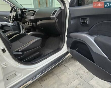 Білий Міцубісі Аутлендер, об'ємом двигуна 2.36 л та пробігом 178 тис. км за 10200 $, фото 29 на Automoto.ua