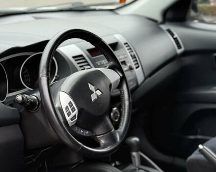 Белый Мицубиси Аутлендер, объемом двигателя 2.36 л и пробегом 260 тыс. км за 10000 $, фото 9 на Automoto.ua