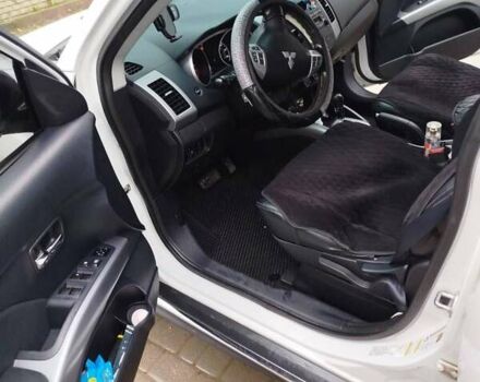 Мицубиси Аутлендер 2010 в Косове на Automoto.ua Белый Мицубиси Аутлендер, объемом двигателя 2.36 л и пробегом 283 тыс. км за 10000 $, фото 8 на Automoto.ua