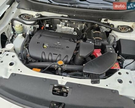 Білий Міцубісі Аутлендер, об'ємом двигуна 2.36 л та пробігом 178 тис. км за 10200 $, фото 44 на Automoto.ua