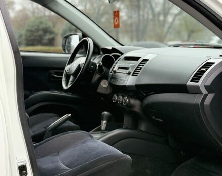 Білий Міцубісі Аутлендер, об'ємом двигуна 2.4 л та пробігом 250 тис. км за 10000 $, фото 6 на Automoto.ua