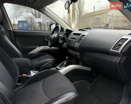 Белый Мицубиси Аутлендер, объемом двигателя 2.18 л и пробегом 227 тыс. км за 9999 $, фото 9 на Automoto.ua