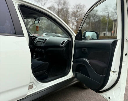 Белый Мицубиси Аутлендер, объемом двигателя 2.36 л и пробегом 260 тыс. км за 10000 $, фото 4 на Automoto.ua