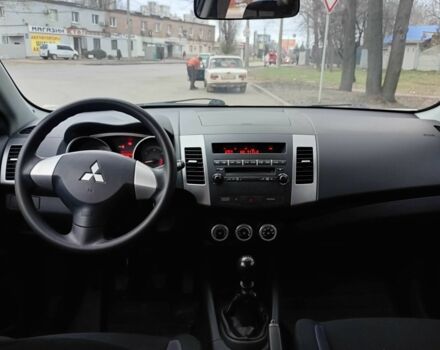 Білий Міцубісі Аутлендер, об'ємом двигуна 2 л та пробігом 240 тис. км за 5900 $, фото 3 на Automoto.ua