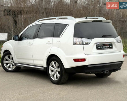 Белый Мицубиси Аутлендер, объемом двигателя 2.18 л и пробегом 227 тыс. км за 9999 $, фото 6 на Automoto.ua