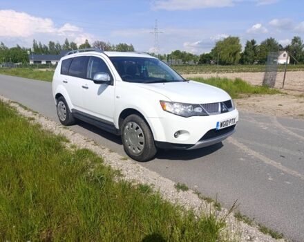 Белый Мицубиси Аутлендер, объемом двигателя 2 л и пробегом 170 тыс. км за 3744 $, фото 3 на Automoto.ua